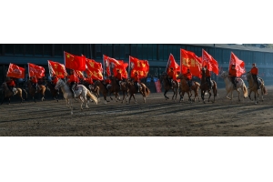 “唱著刀歌游新疆”—這些天，全國游客在這里歡聚