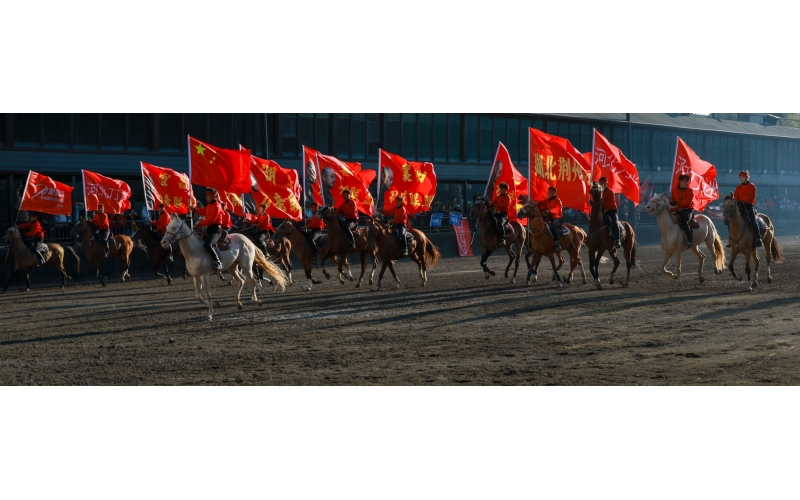 “唱著刀歌游新疆”—這些天，全國(guó)游客在這里歡聚